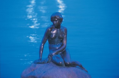 Copenaghen: la Sirenetta ha compiuto 100 anni!