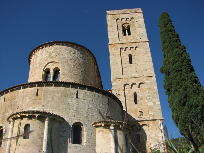 Abbazia_di_Sant'Antimo_-_18_-_Il_campanile_e_l'abside (1)