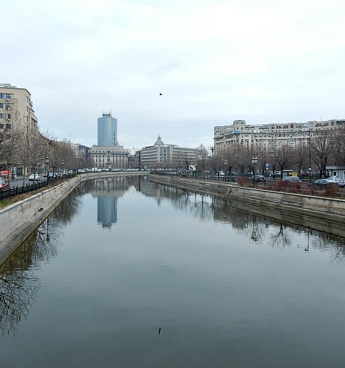 Bucarest - vista del centro storico dagli argini della Dâmbovița