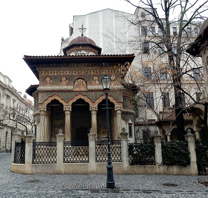 Bucarest - Biserica Stavropoleos - vicino al ristorante tradizionale Caru cu Bere