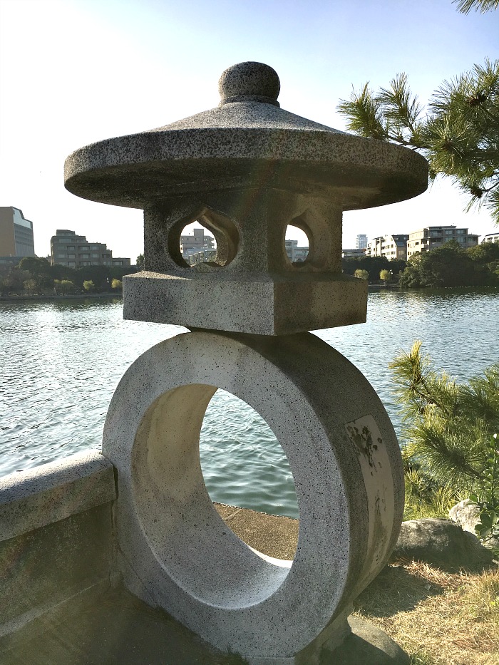 Il Parco ed il lago Ohori di Fukuoka - una delle lanterne di pietra