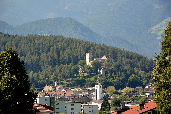 paesaggi della Val Pusteria - Brunico ed il castello