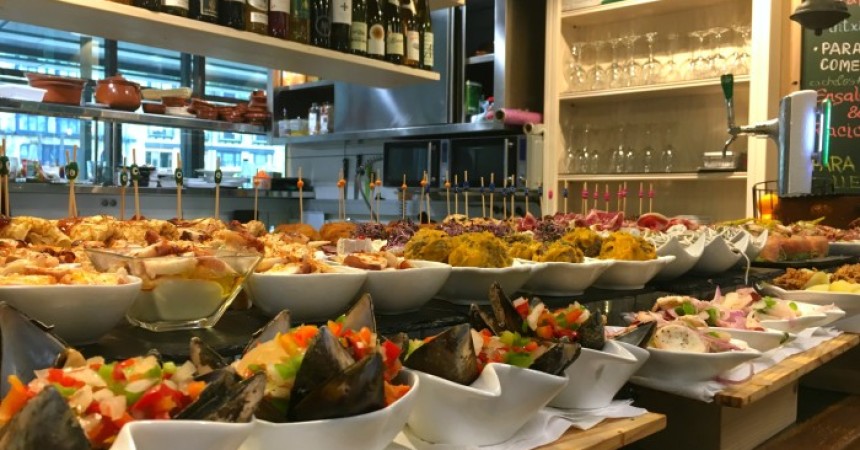 Assaggiare i pintxos, gastronomia basca in miniatura