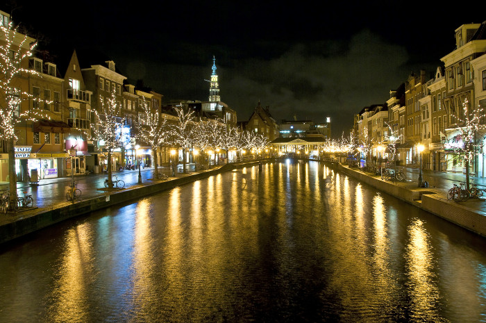 Leiden, canale illuminato