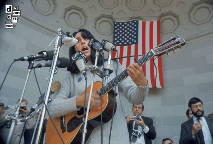 05_-DREAMERS-1968-GETTY-IMAGES-Joan-Baez-canta-durante-una-manifestazione-contro-la-guerra-a-Central-Park-New-York-3-aprile