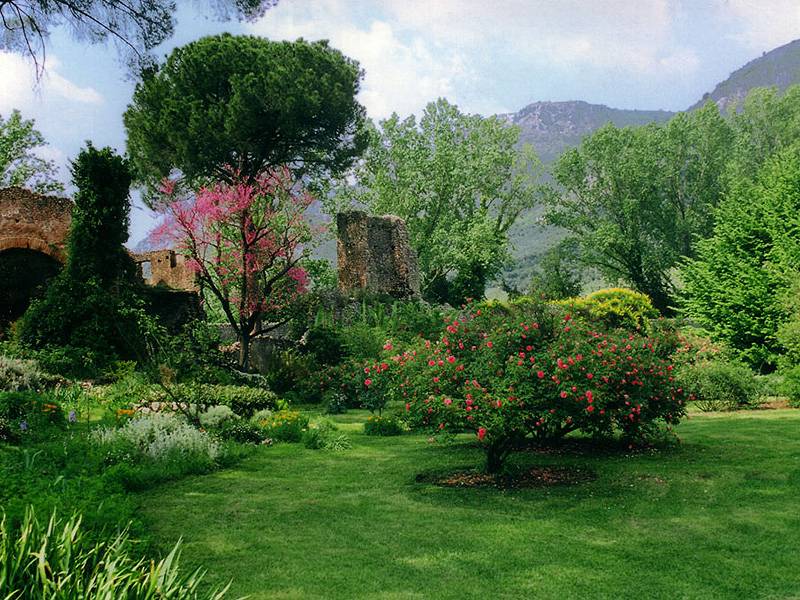 Dettaglio del Giardino di Ninfa in primavera