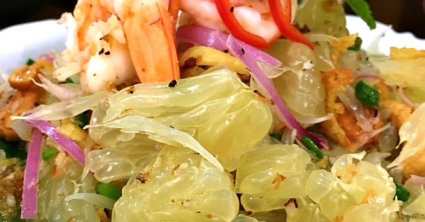 La gustosa insalata di pomelo e gamberi in agrodolce alla thailandese