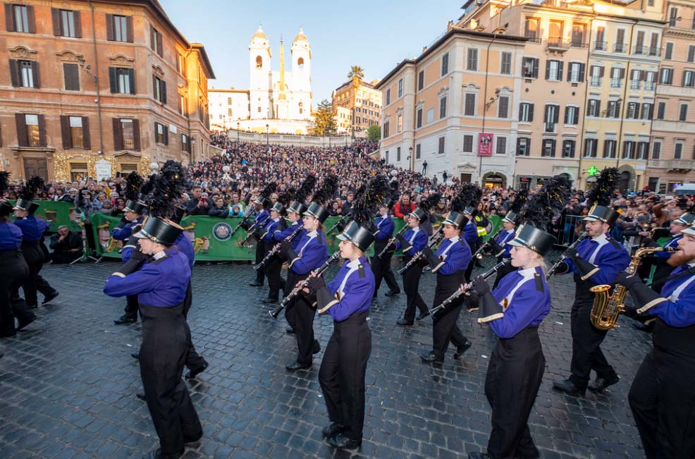 The band marches in the New Year’s parade » BussolaDiario